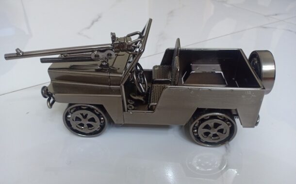 Metal Art Handmade Military Jeep with Gatling Machine Gun