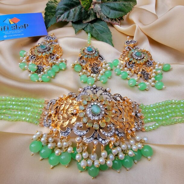 Marvelous Green Color Kundan Chokar Set with Earrings and Tikka