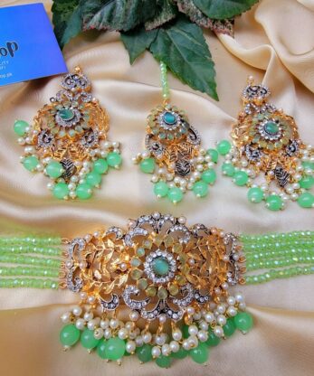 Marvelous Green Color Kundan Chokar Set with Earrings and Tikka