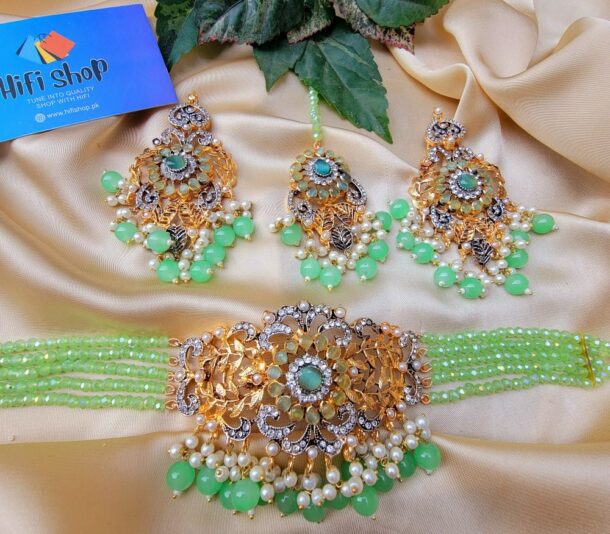 Marvelous Green Color Kundan Chokar Set with Earrings and Tikka